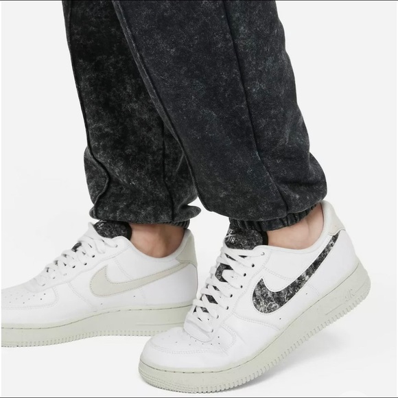 Nike 🌿Sportswear Essential Sweat Pants - Picture 3 of 7